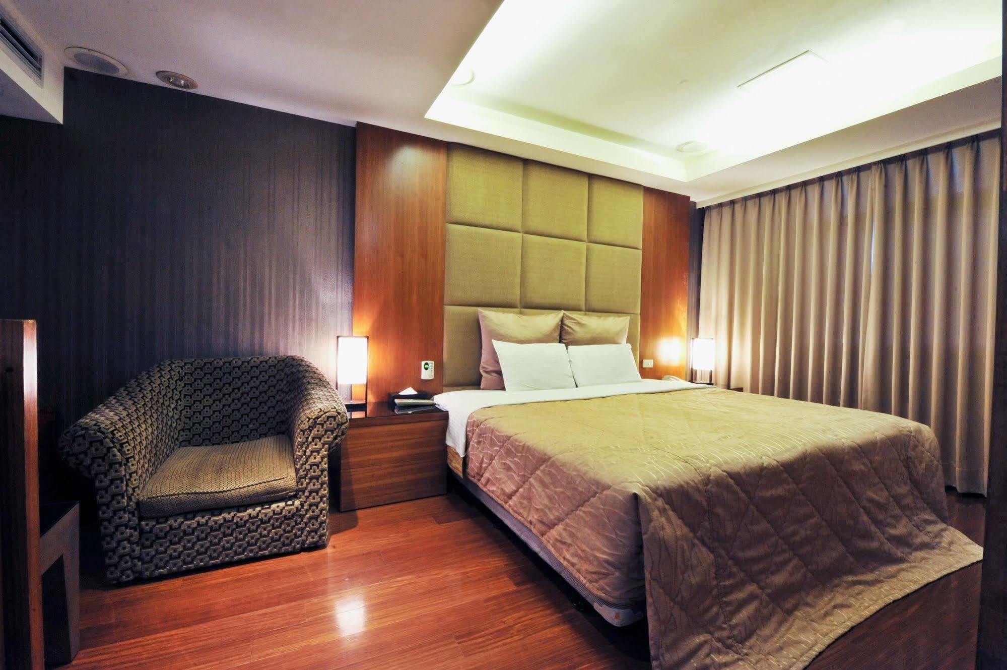 Carnival Motel Tajpej Buitenkant foto